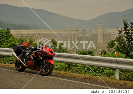 鷹生ダムの堤体とバイク 鷹生ダムの堤体とバイク 108238255