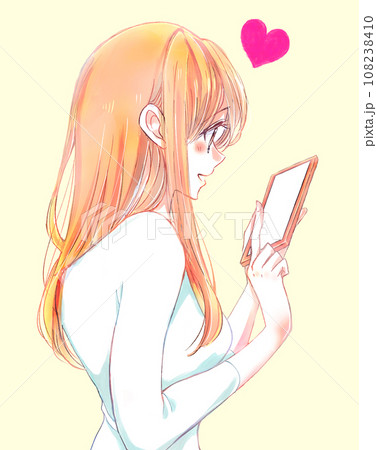 嬉しそうにスマホを触る女性　恋愛 108238410