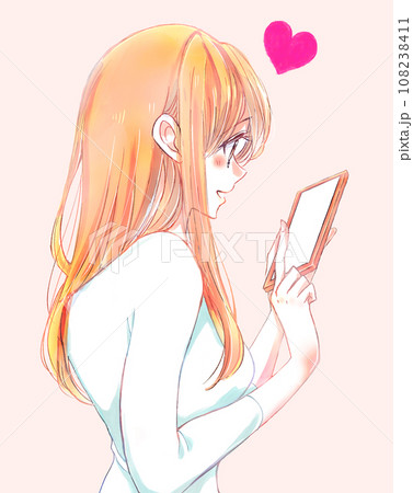 嬉しそうにスマホを触る女性　恋愛 108238411
