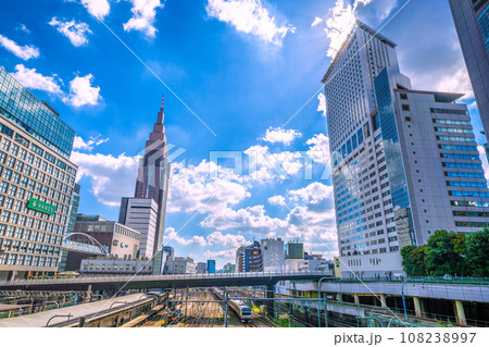 日本の東京都市景観　新宿駅前・新宿高島屋（渋谷区千駄ケ谷）側からNTTドコモ代々木ビルや電車など 108238997
