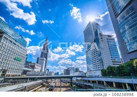 日本の東京都市景観　新宿駅前・新宿高島屋（渋谷区千駄ケ谷）側からNTTドコモ代々木ビルや電車など 108238998
