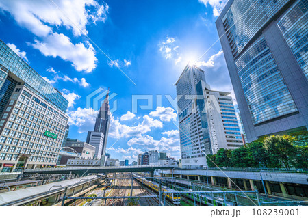 日本の東京都市景観 新宿駅前・新宿高島屋(渋谷区千駄ケ谷)側からNTTドコモ代々木ビルや電車など 日本の東京都市景観 新宿駅前・新宿高島屋(渋谷区千駄ケ谷)側からNTTドコモ代々木ビルや電車など 108239001