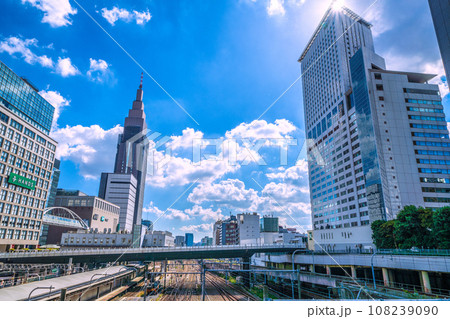日本の東京都市景観 新宿駅前・新宿高島屋(渋谷区千駄ケ谷)側からNTTドコモ代々木ビルなどを望む 日本の東京都市景観 新宿駅前・新宿高島屋(渋谷区千駄ケ谷)側からNTTドコモ代々木ビルなどを望む 108239090