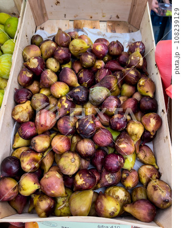 Ripe figs lie in a box on the counter Ripe figs lie in a box on the counter 108239129