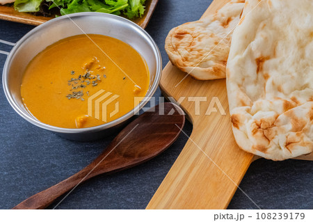 インドカレーとナン カレークロースアップ素材 インドカレーとナン カレークロースアップ素材 108239179