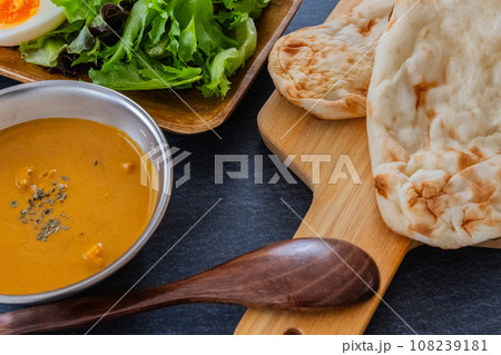 インドカレーとナン カレークロースアップ素材 108239181