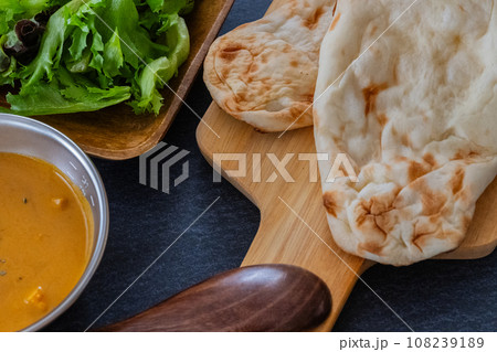 インドカレーとナン カレークロースアップ素材 108239189