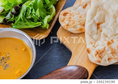 インドカレーとナン カレークロースアップ素材 108239190