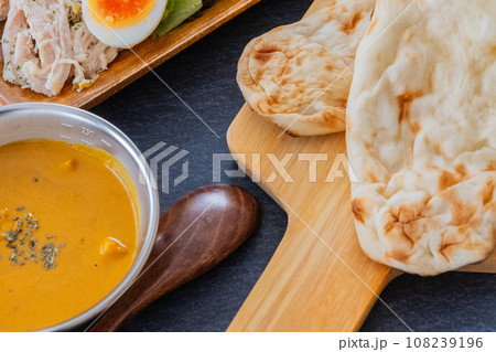 インドカレーとナン カレークロースアップ素材 108239196