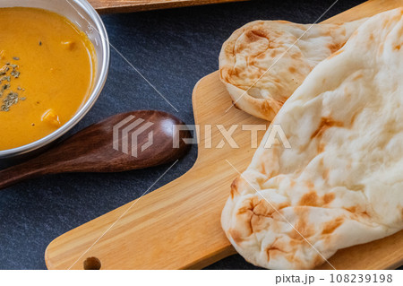 インドカレーとナン カレークロースアップ素材 インドカレーとナン カレークロースアップ素材 108239198