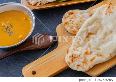 インドカレーとナン カレークロースアップ素材 インドカレーとナン カレークロースアップ素材 108239205