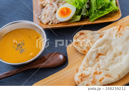 インドカレーとナン カレークロースアップ素材 108239212
