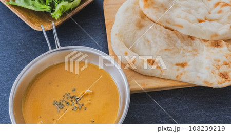 インドカレーとナン カレークロースアップ素材 インドカレーとナン カレークロースアップ素材 108239219