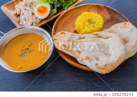 インドカレーとナン カレークロースアップ素材 108239253