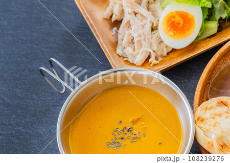 インドカレーとナン カレークロースアップ素材 108239276