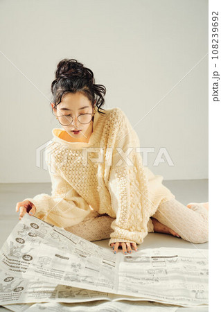 床に座って新聞を読む女性 床に座って新聞を読む女性 108239692