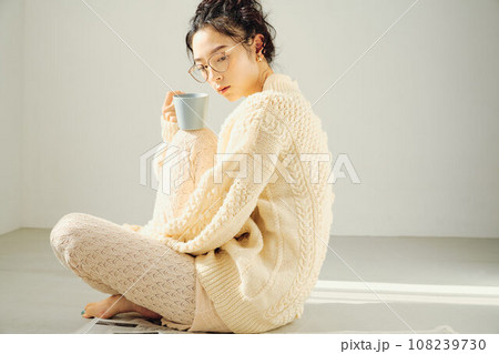 ホットコーヒーを飲む女性のポートレート 108239730