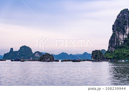 ベトナムハロン湾の奇岩と漁をする人の船 108239944