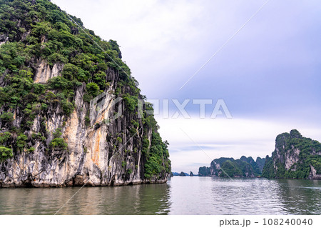 ベトナム　奇岩が続くハロン湾 108240040