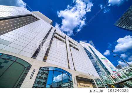 日本の東京都市景観 10月・小田急新宿駅前などを望む。右奥にJR新宿駅南口 108240326