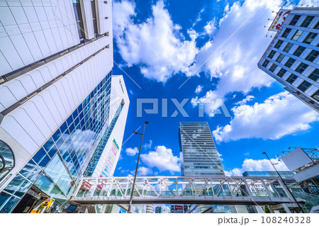 日本の東京都市景観 10月・小田急新宿駅前などを望む。奥にJR新宿駅南口 108240328