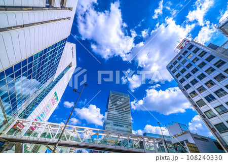 日本の東京都市景観 10月・小田急新宿駅前などを望む。奥にJR新宿駅南口 108240330