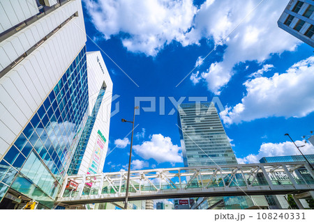 日本の東京都市景観 10月・小田急新宿駅前などを望む。奥にJR新宿駅南口 日本の東京都市景観 10月・小田急新宿駅前などを望む。奥にJR新宿駅南口 108240331