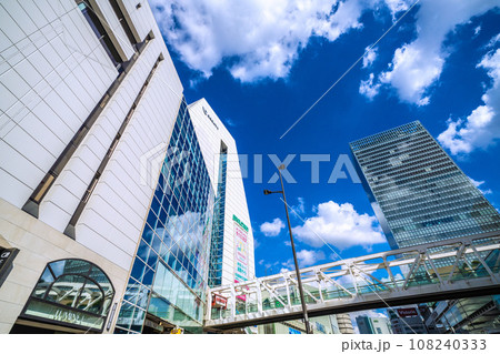 日本の東京都市景観 10月・小田急新宿駅前などを望む。奥にJR新宿駅南口 日本の東京都市景観 10月・小田急新宿駅前などを望む。奥にJR新宿駅南口 108240333