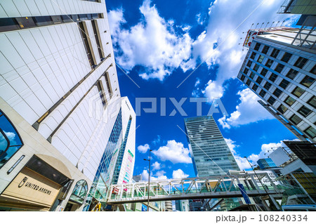 日本の東京都市景観 10月・小田急新宿駅前などを望む。奥にJR新宿駅南口 108240334