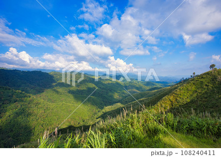タイの山の上から見た風景　タイ・カムペーンペット・メー・ウォン国立公園 108240411