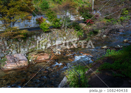 日本の岡山県西粟倉村の清流の秋 日本の岡山県西粟倉村の清流の秋 108240438