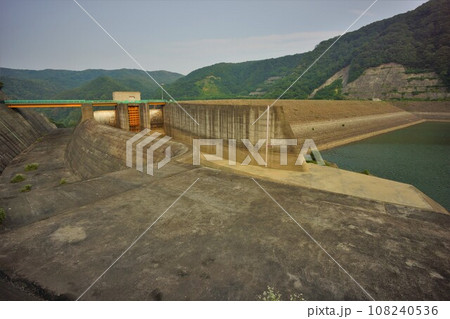 漆沢ダムの堤体と洪水吐 漆沢ダムの堤体と洪水吐 108240536