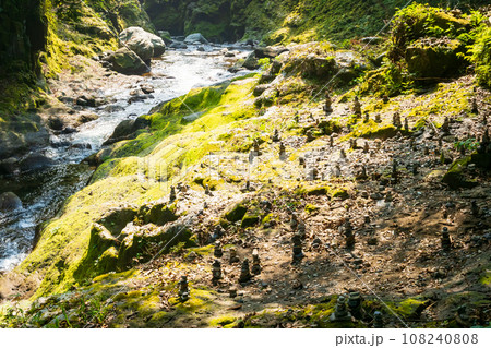 高千穂　天安河原　石積みの仏塔 108240808