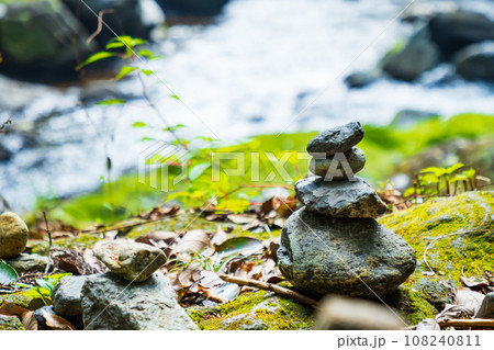 高千穂　天安河原　石積みの仏塔 108240811