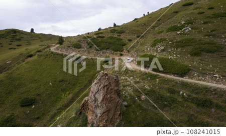 The SUV overcomes the mountain route through gorge 108241015