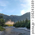 早朝の上高地の梓川　02 108241689