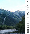 早朝の上高地の梓川　04 108241695