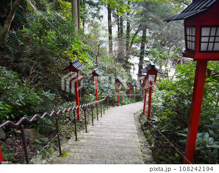 神社の下り階段 108242194