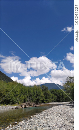 上高地の梓川の左岸 108242227