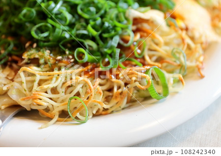 広島のお好み焼き(肉玉そば ねぎ乗せ) 広島のお好み焼き(肉玉そば ねぎ乗せ) 108242340