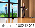 不動産業者から部屋の説明を受ける若い夫婦 108242505