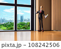 部屋の説明をする不動産業者 108242506