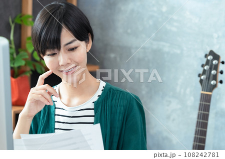 楽曲制作をする女性 108242781