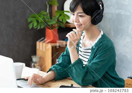 楽曲制作をする女性 楽曲制作をする女性 108242783