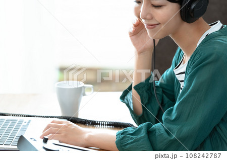 楽曲制作をする女性 楽曲制作をする女性 108242787