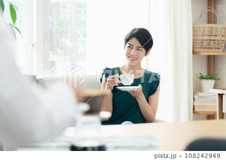 リビングでコーヒーを味わう女性 リビングでコーヒーを味わう女性 108242949
