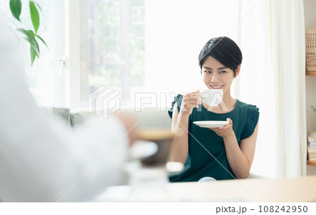 リビングでコーヒーを味わう女性 108242950