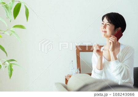 自宅で通話する女性 108243066
