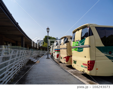 皇居外苑　楠公駐車場に並んで駐車している観光バス 108243073