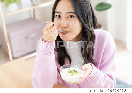 ヨーグルトを食べる若い女性 ヨーグルトを食べる若い女性 108243284